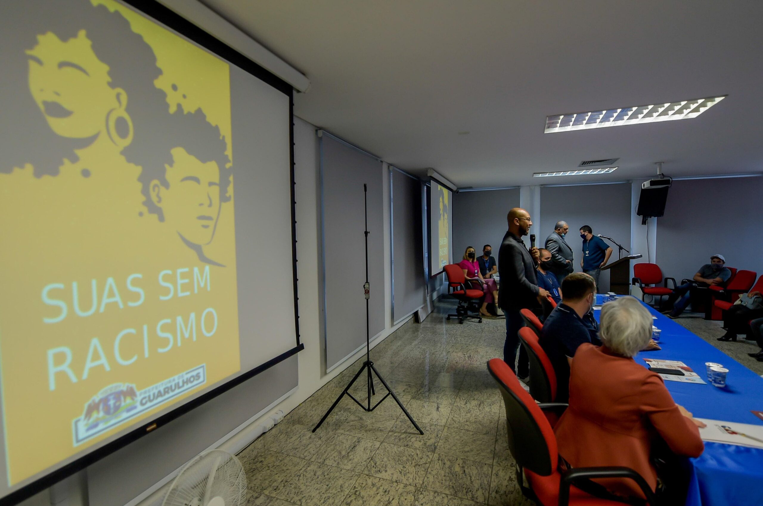 Professora aplicando práticas de educação antirracista na escola