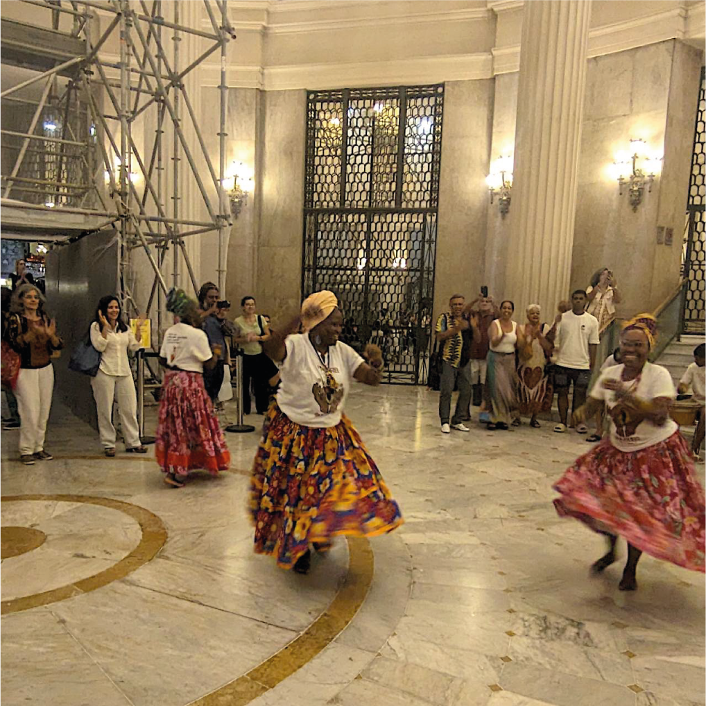 Museólogo atuando em museus públicos e privados, com foco em gestão de acervos e exposições