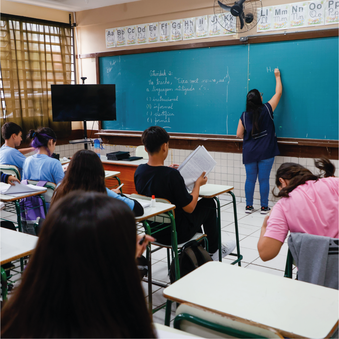 Professora em sala de aula com crianças