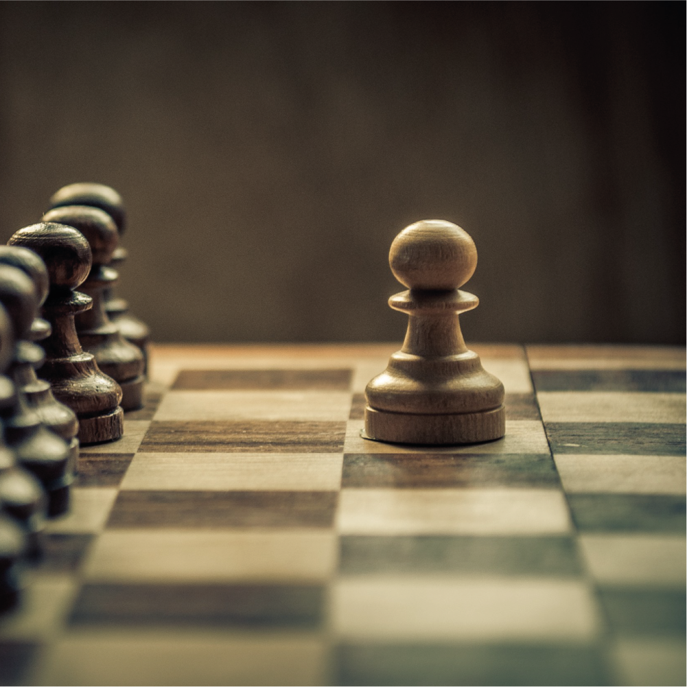 Instrutor de xadrez ensinando crianças em uma escola